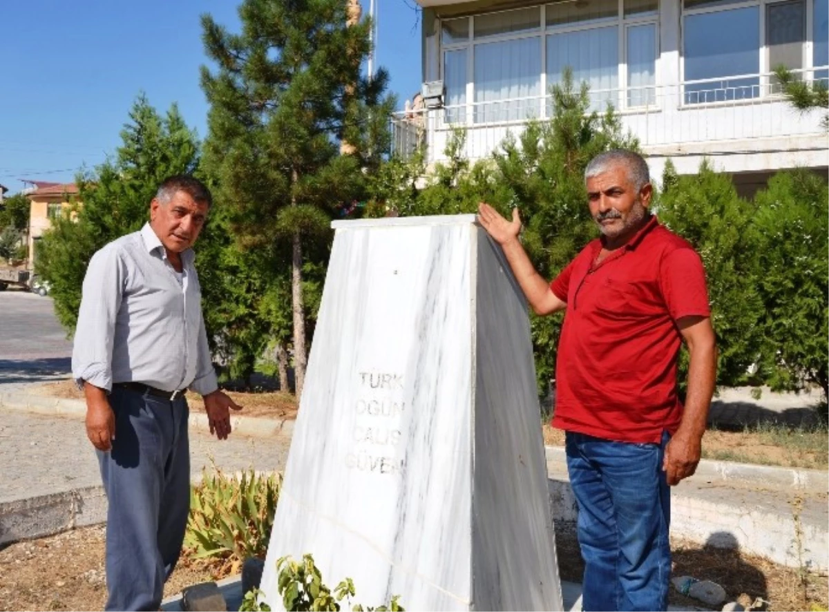 30 Ağustos Zafer Bayramı\'nda Atatürk Büstüne Çirkin Saldırı