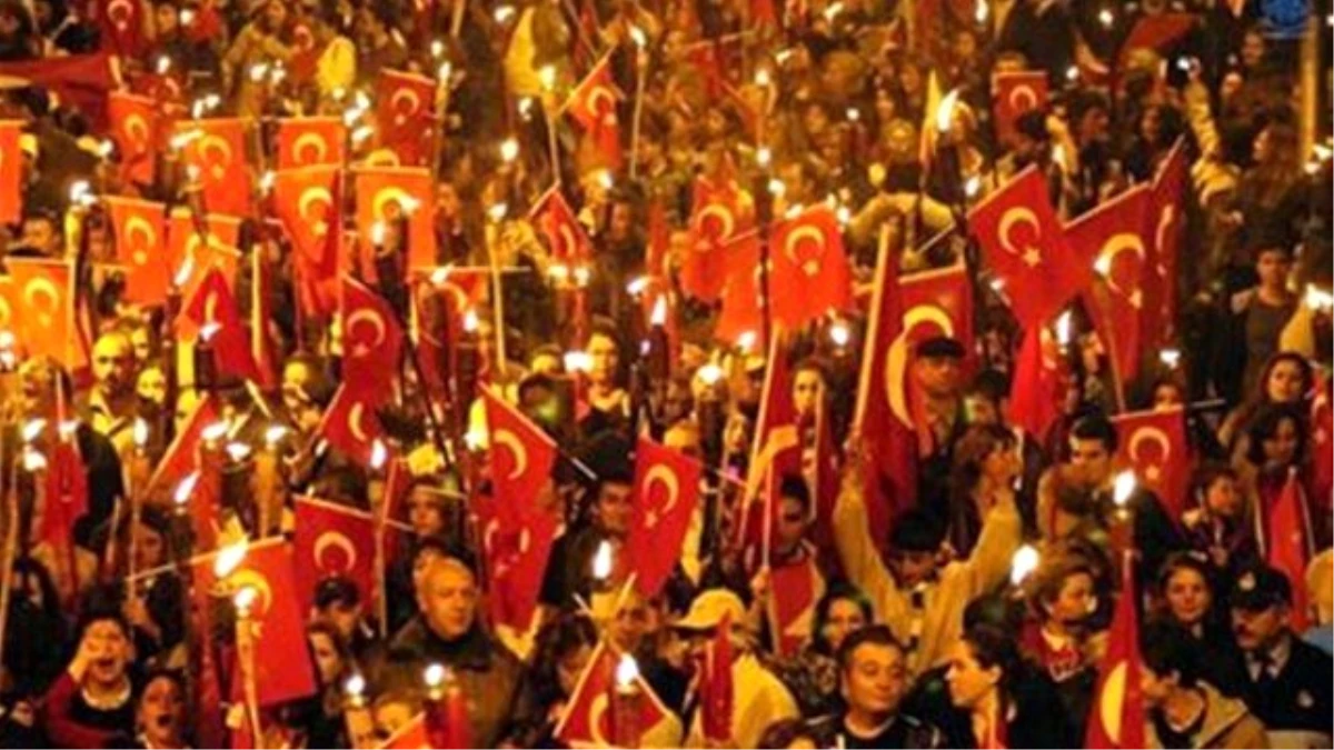 Beşiktaş\'ta 30 Ağustos Geleneksel "Fener Alayı" ile Kutlandı