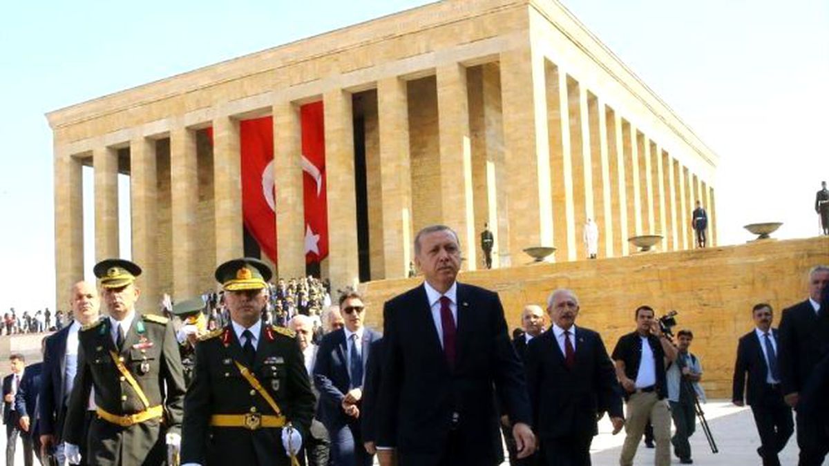Beştepe'nin Sitesinde Dikkat Çeken İki 30 Ağustos Fotoğrafı