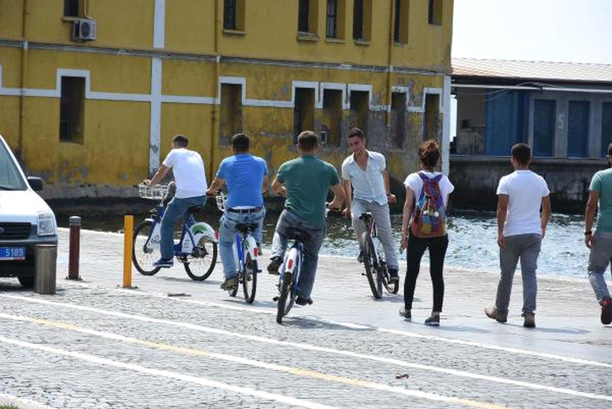 Bisiklet Pedalını Ters Çevirip Düz İlerliyor