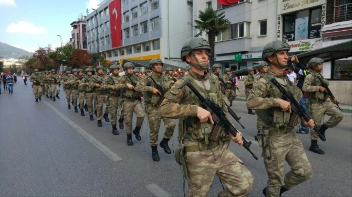 Bursa\'da 30 Ağustos Kutlamalarında Askere Büyük İlgi