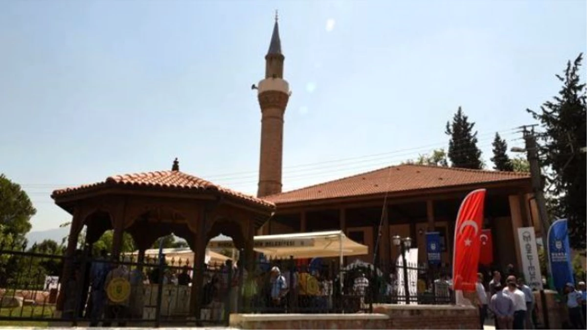 Bursa\'da 600 Yıllık Tarihi Camide Restorasyon