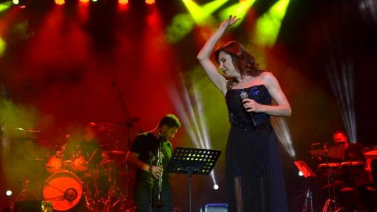 Funda Arar Bodrum\'da Konser Verdi