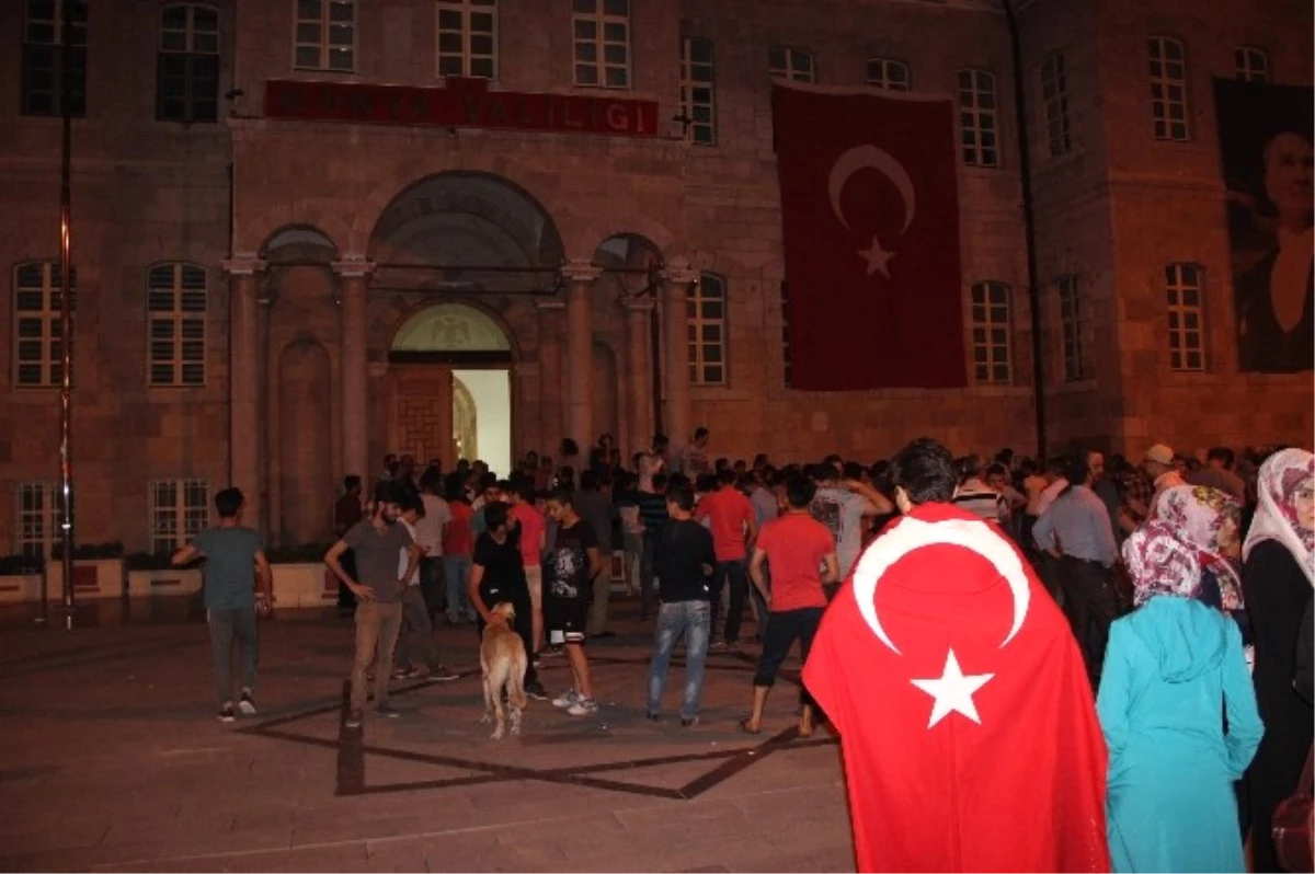 Elektrikler Gidince Darbe Olduğunu Düşünen Halk, Gece Yarısı Sokağa Akın Etti