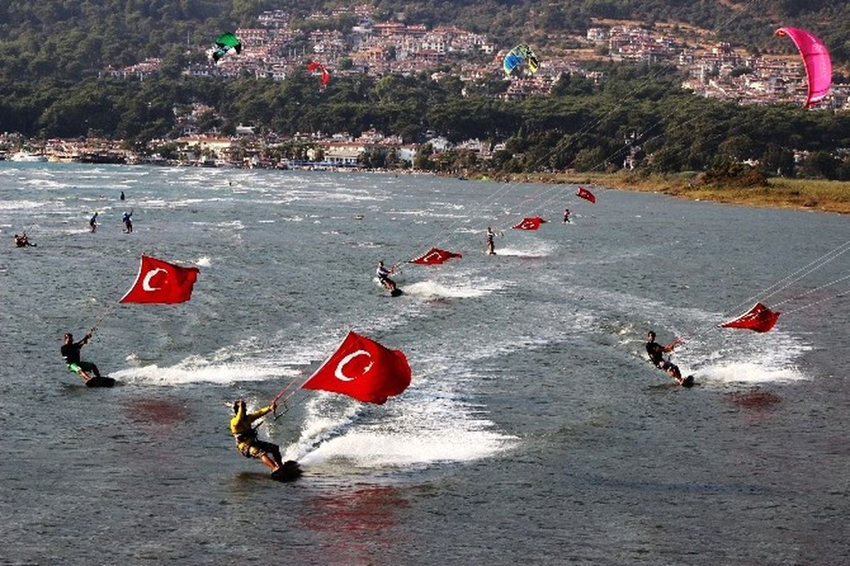 Denizde Ay-yıldızlı Kutlama