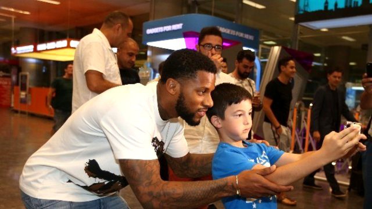 Fenerbahçe\'nin Yeni Transferi Lens, Tesisleri Gezdi
