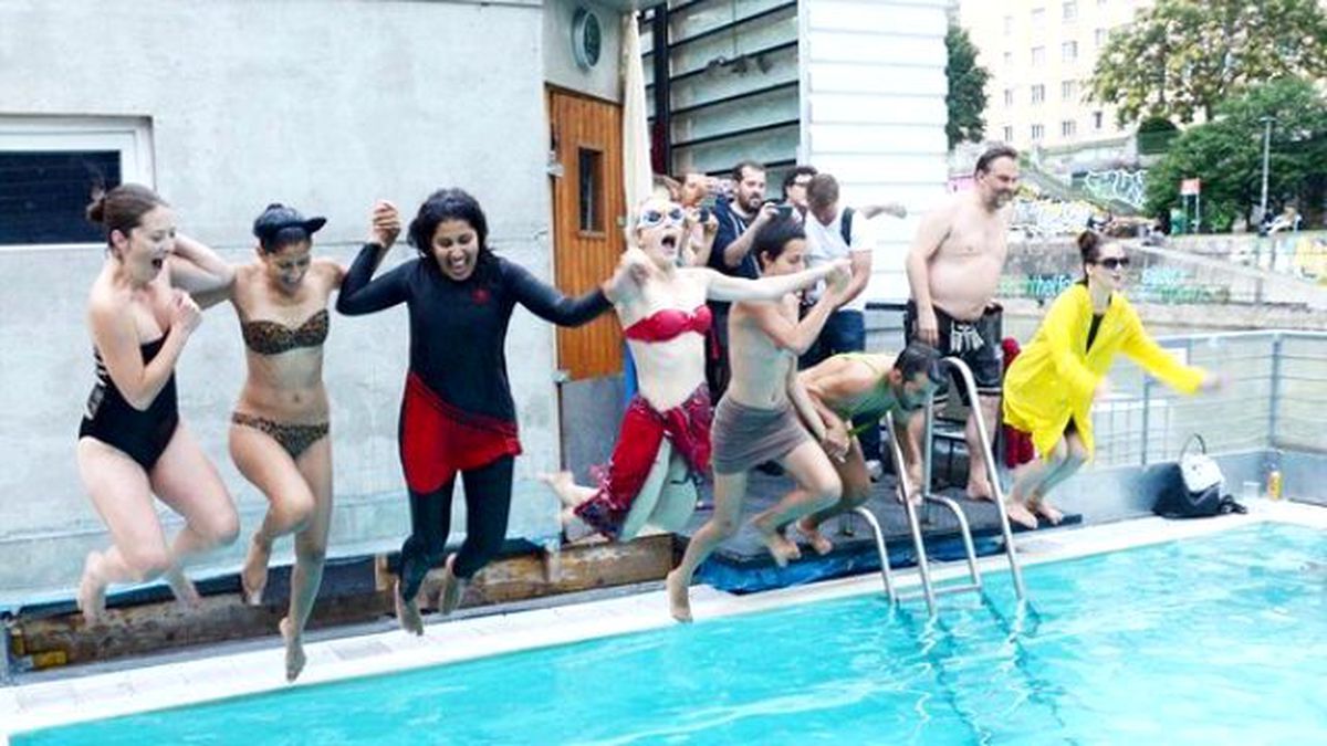 Fransa'yı Protesto Ettiler: İstediğimiz Gibi Yüzeriz