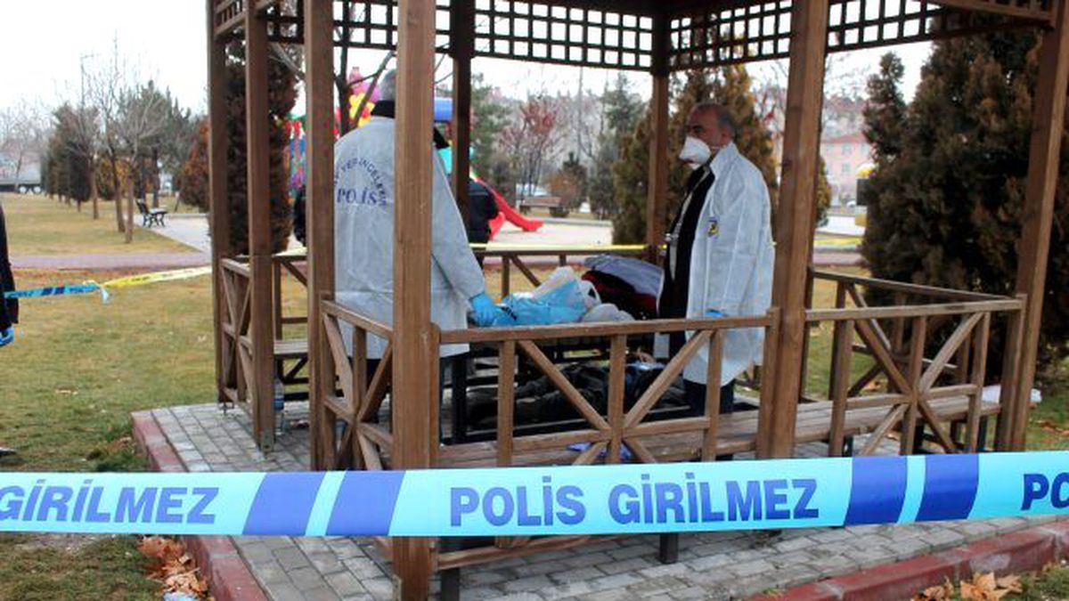 Genç Adam Kamelyada Ölü Bulundu
