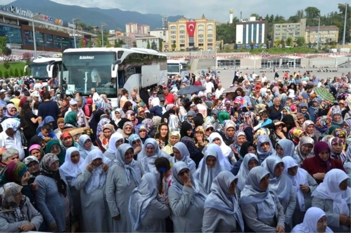 Hacı Adayları Dualarla Uğurlandı