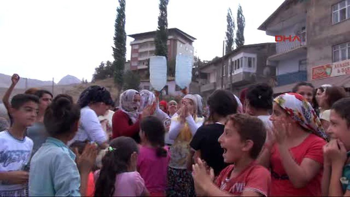 Hakkari\'de Su Eylemi Yapan Kadınları Polis Müdürü İkna Etti