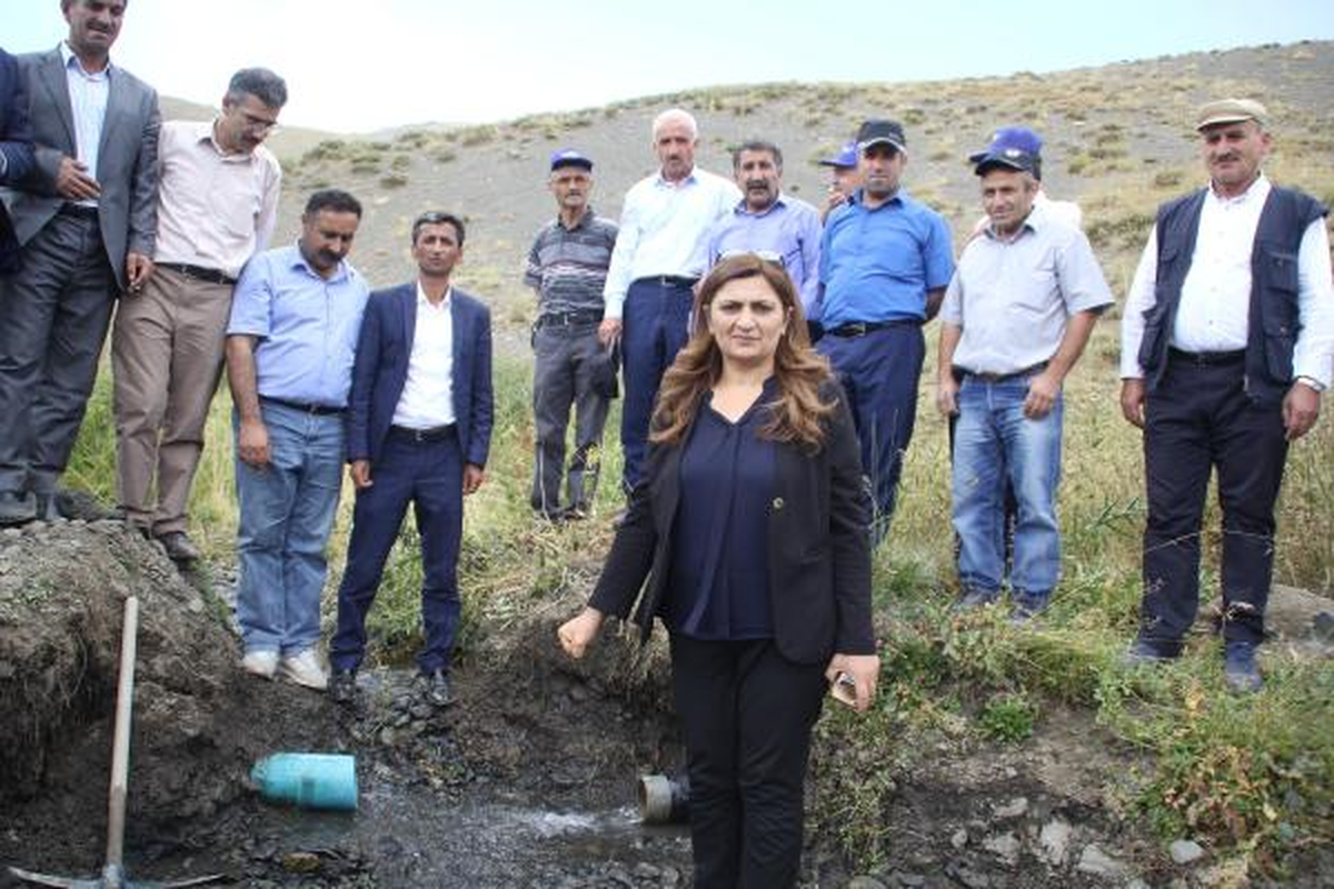Hakkari\'de Su Eylemi Yapan Kadınları Polis Müdürü İkna Etti (2)