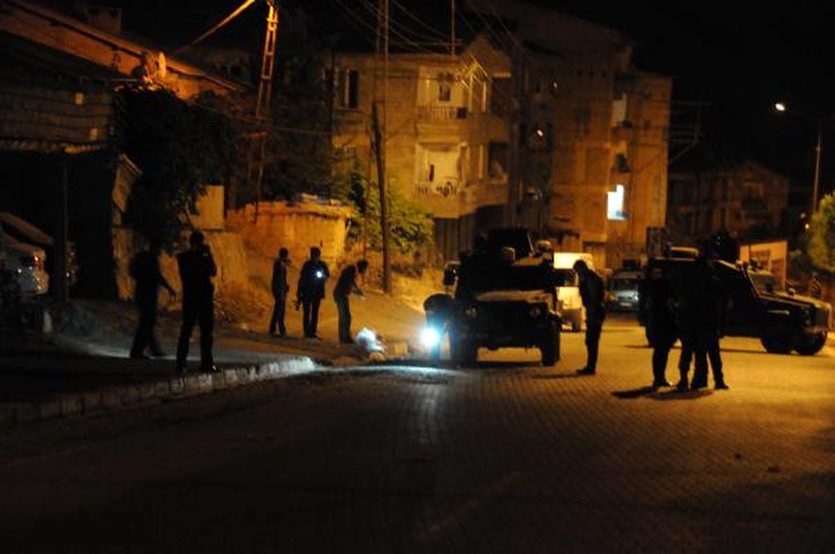 Hakkari\'de Zırhlı Polis Aracının Geçişi Sırasında Patlama: 1 Çocuk Yaralı
