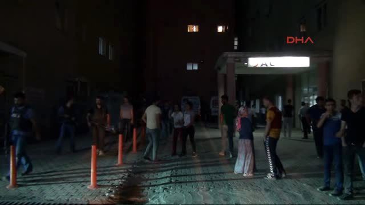 Hakkari\'de Zırhlı Polis Aracının Geçişi Sırasında Patlama 1 Çocuk Yaralı