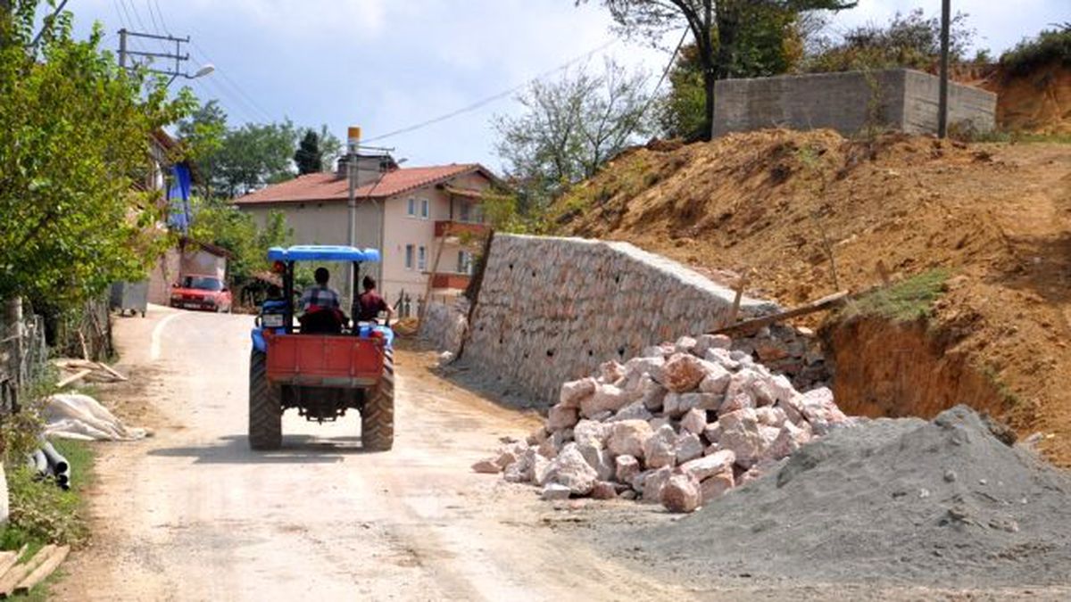Heyelan riskine taş duvarla önlem