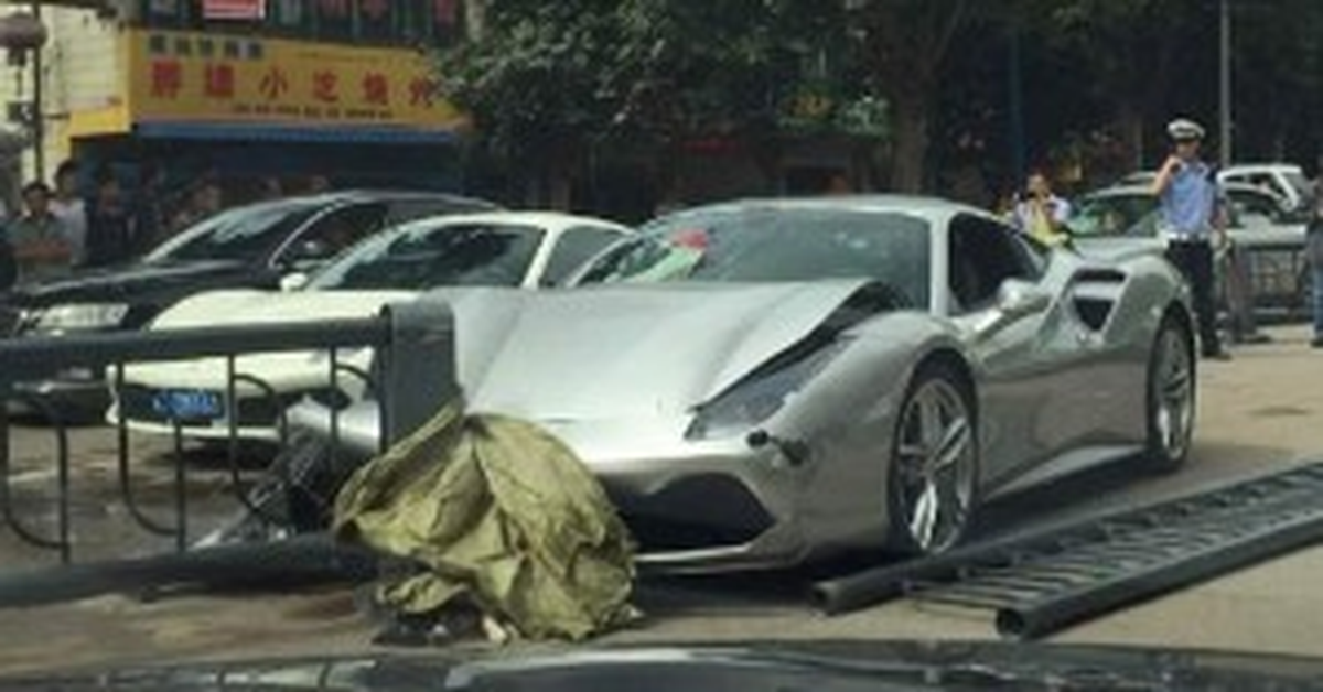 İki Ferrari 488 Gtb Kaza Yaptı