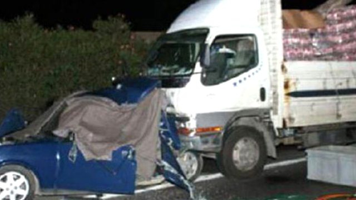 İzmir\'de Trafik Kazası: 2 Ölü, 3 Yaralı