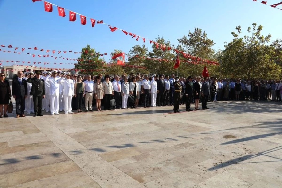 İzmir\'in İlçelerinde 30 Ağustos Sade Törenlerle Kutlandı