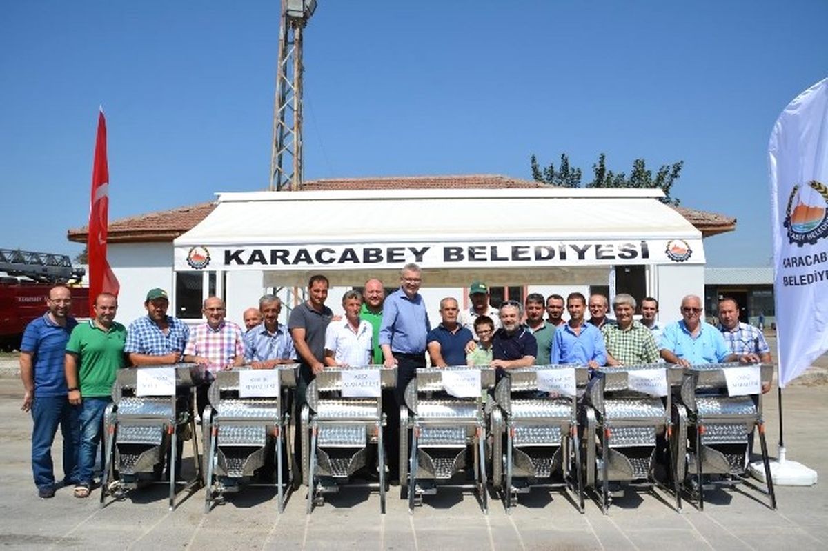 Karacabeyli Çiftçilere Salça Makinesi Dağıtıldı