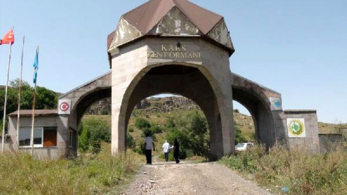 Kent Ormanından 50 Torba Çöp Topladılar