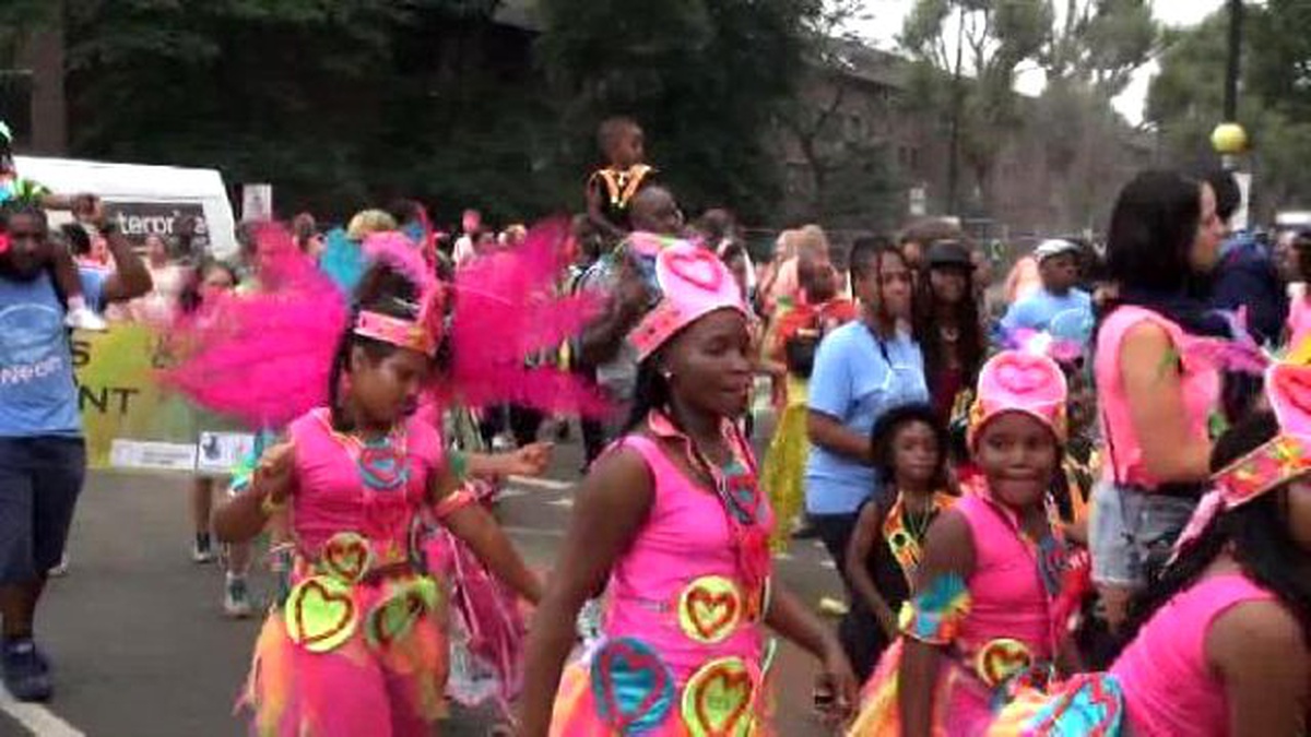 Londra Sokakları Notting Hill Karnavalı\'yla Renklendi