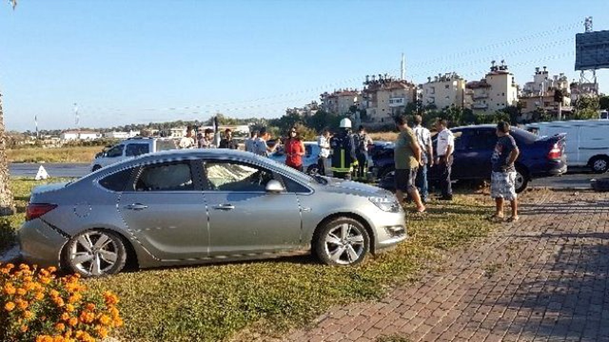 Manavgat\'ta Trafik Kazası: 3 Yaralı