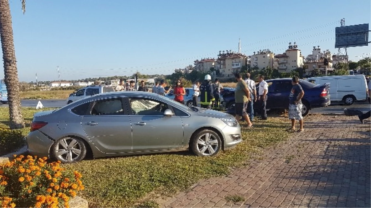 Manavgat\'ta Trafik Kazası: 3 Yaralı