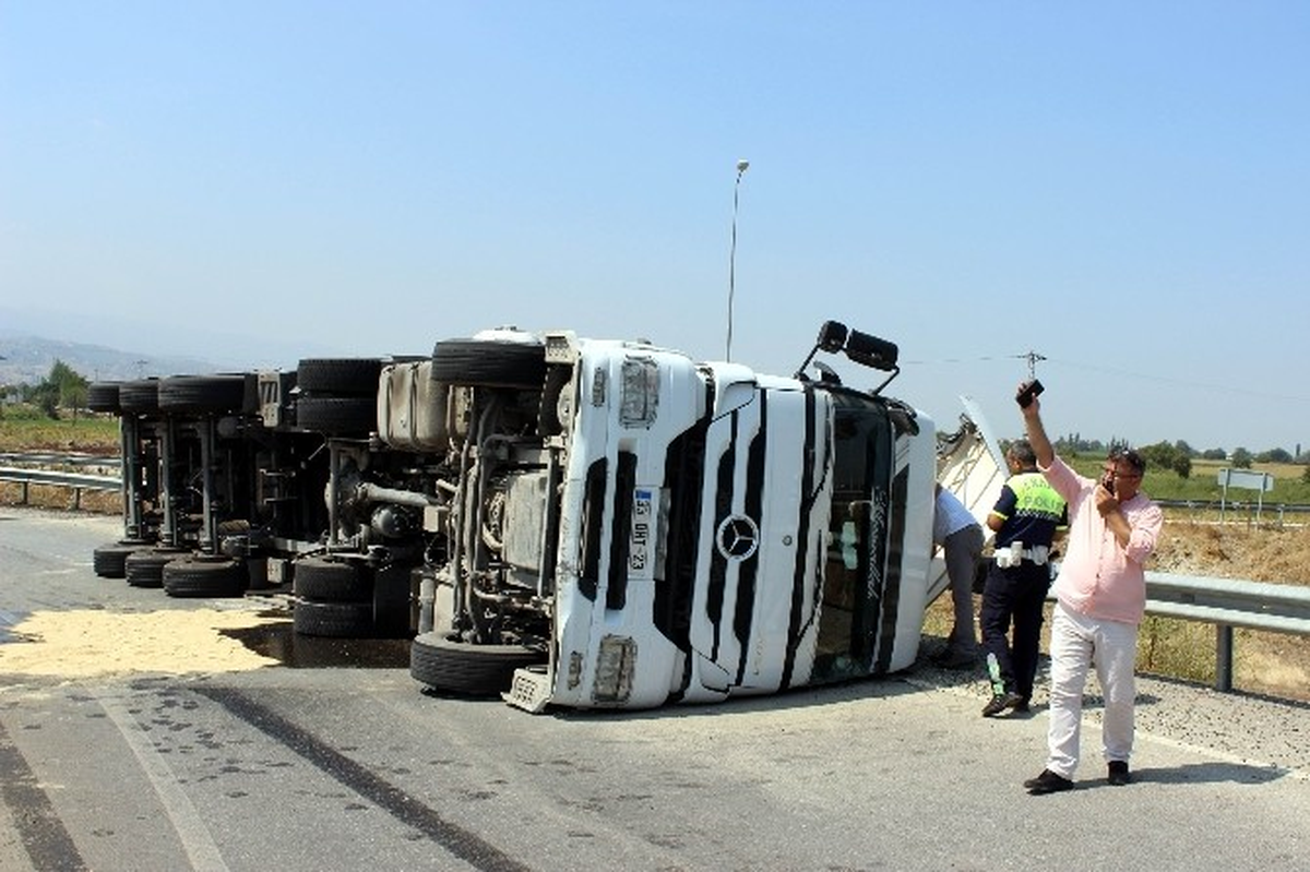 Manisa\'da Talaş Yüklü Tır Devrildi: 1 Yaralı