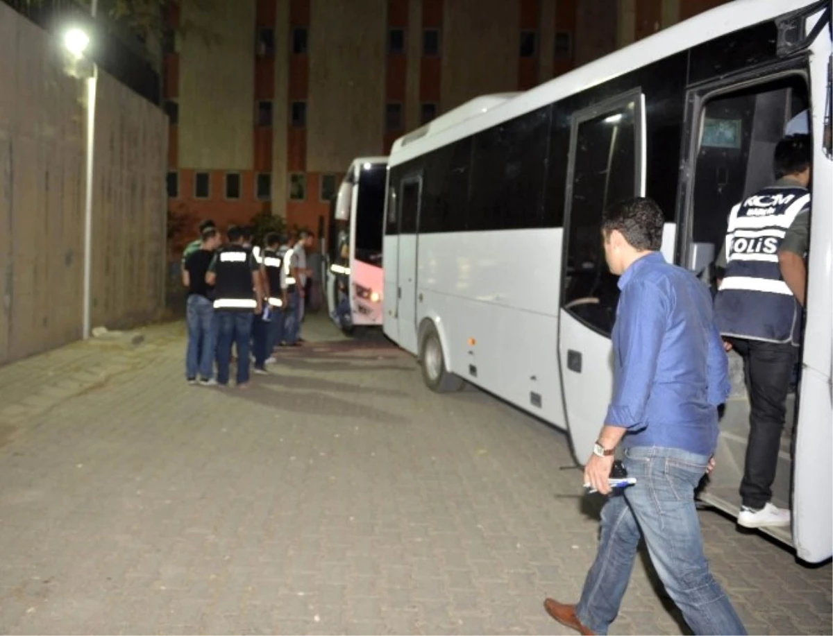 Mardin\'de 14 Polis ve 1 Öğretmen Tutuklandı