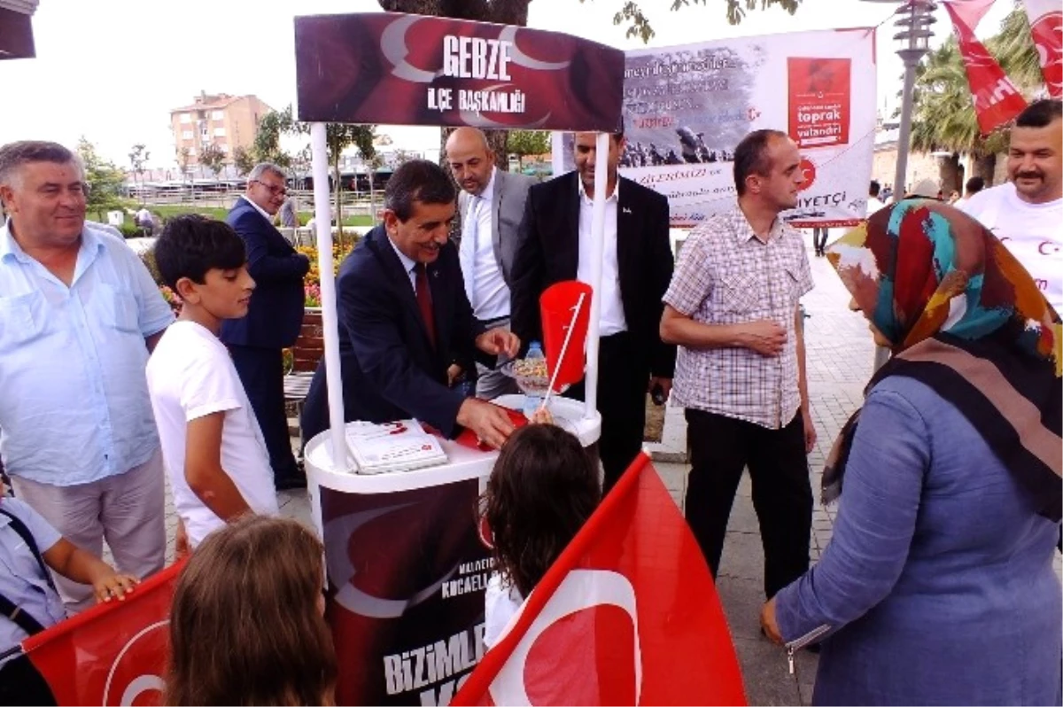 MHP Gebze Teşkilatı, 30 Ağustos Nedeniyle Vatandaşlara Türk Bayrağı Dağıttı