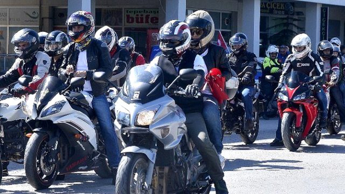 Manisa\'da Motorculardan Zafer Turu
