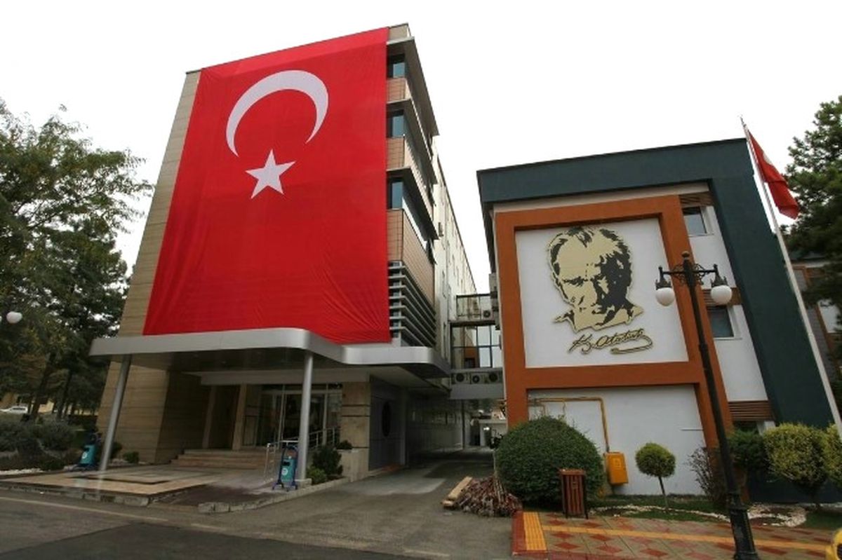 Odunpazarı Belediye Binasında Dev Türk Bayrağı ve Atatürk Silueti