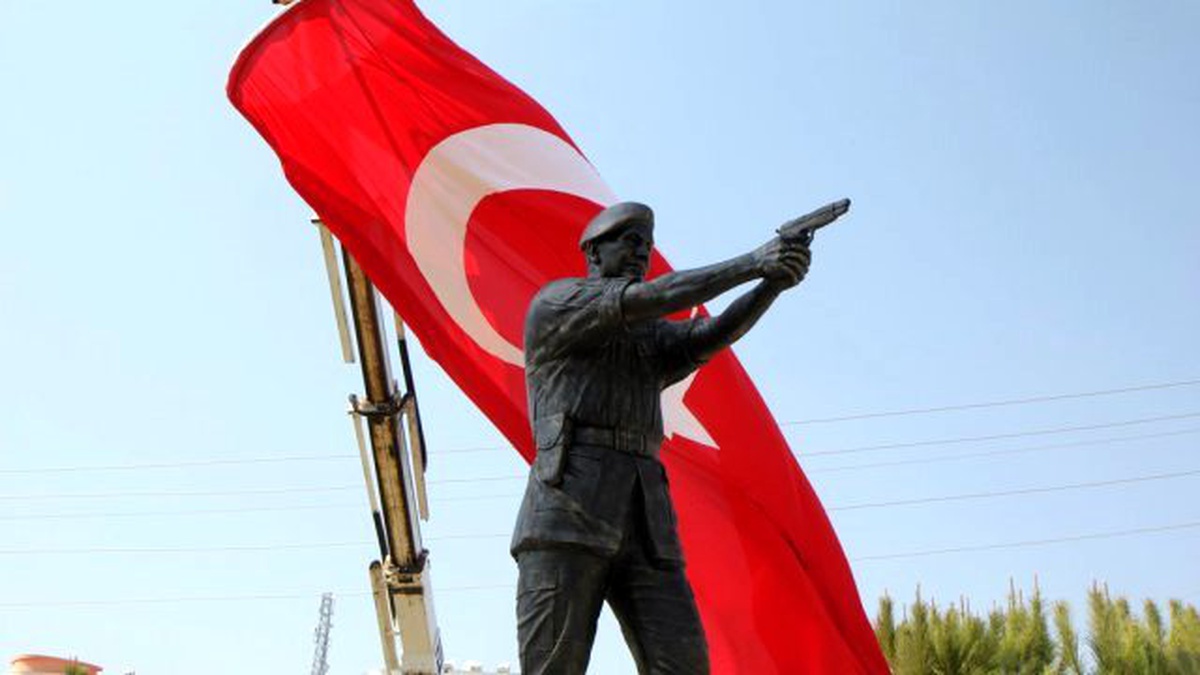 Ömer Halisdemir\'in Heykeli Açıldı