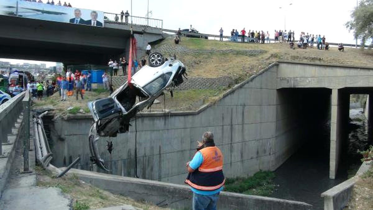 Refüjü Aşan Araç, 8 Metreden Kanala Uçtu: 1 Ölü