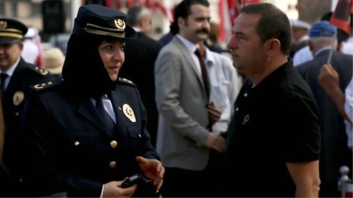 Taksim\'deki Zafer Bayramı Kutlamalarında Başörtülü Polisler Yer Aldı