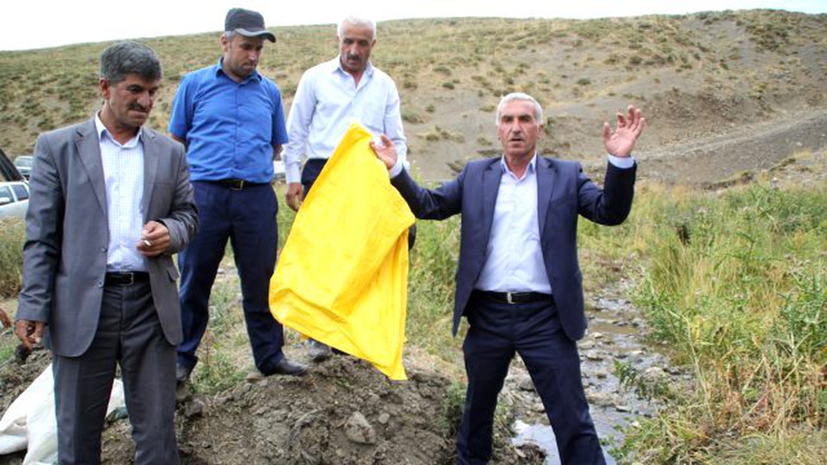 Taş, torba ve halatlarla Hakkari\'nin suyunu kesmişler