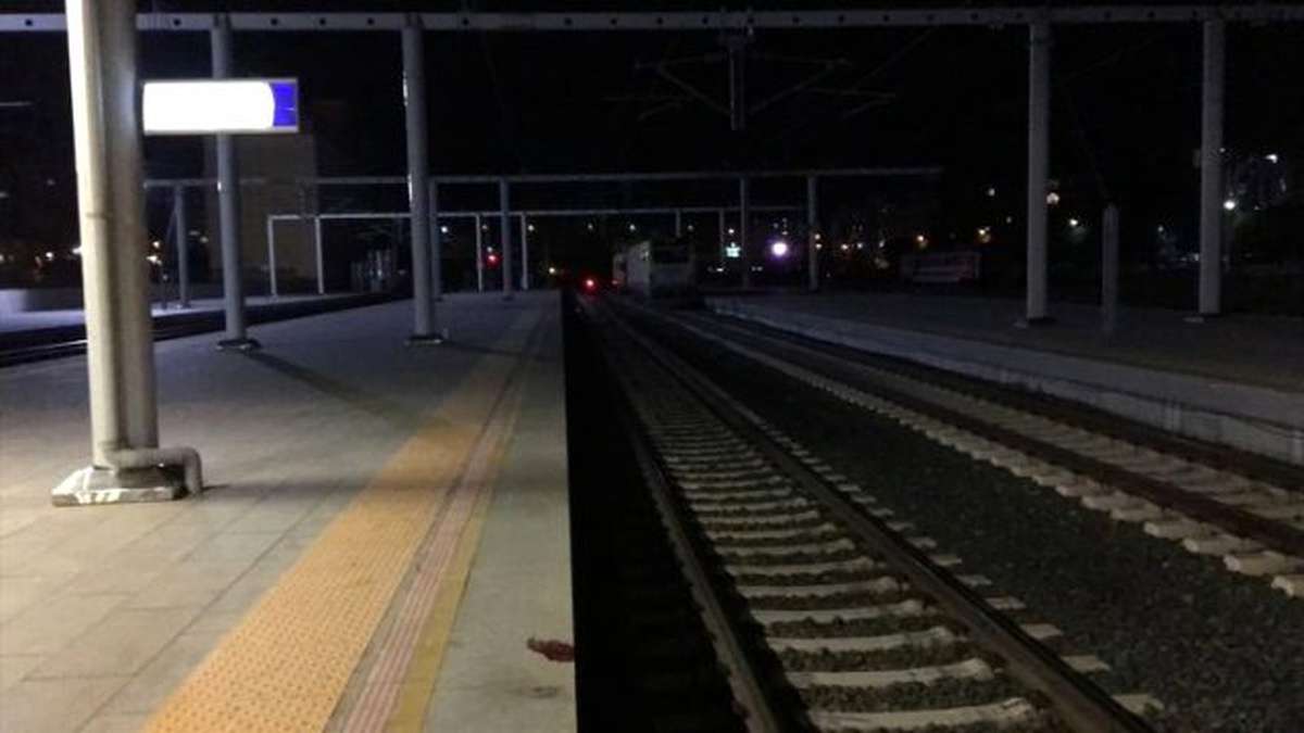 Trenin Üzerinde Özçekim Yaparken Elektrik Akımına Kapıldı