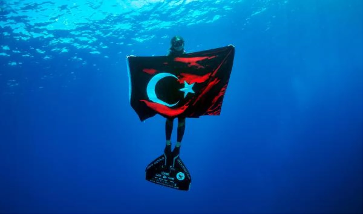 Underwater "Victory" Celebration By Şahika Ercümen