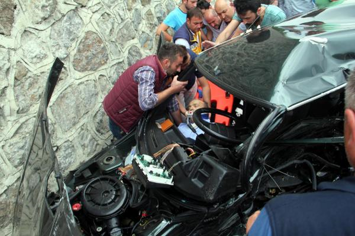 Zonguldak\'ta İki Otomobil Çarpıştı: 2 Yaralı