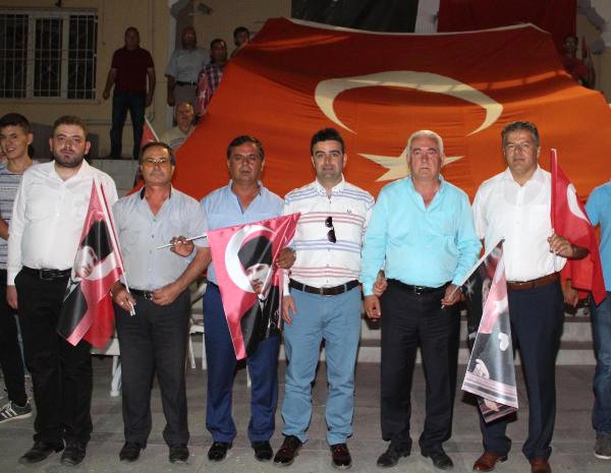 3 Siyasi Partinin Başkanı Kol Kola Yürüdü