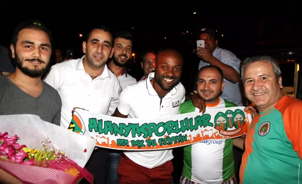 Vagner Love'u Alanyaspor için Alex de Souza İkna Etti