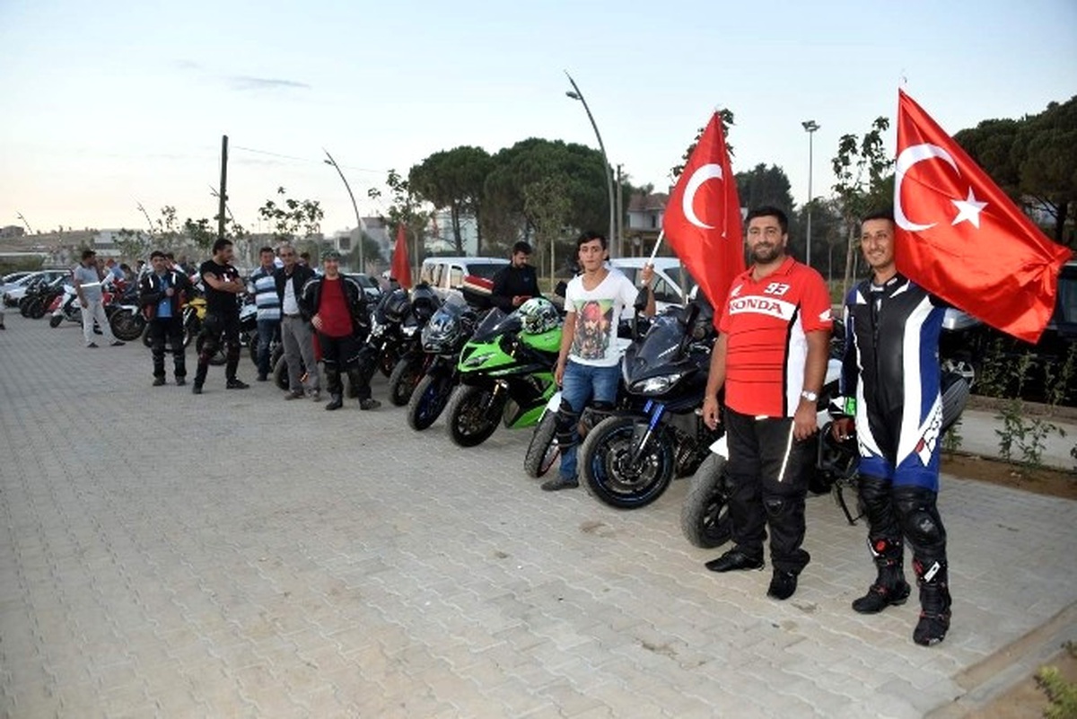Aliağa\'da Motosikletçiler \'Zafer Bayramı\' İçin Gaza Bastı