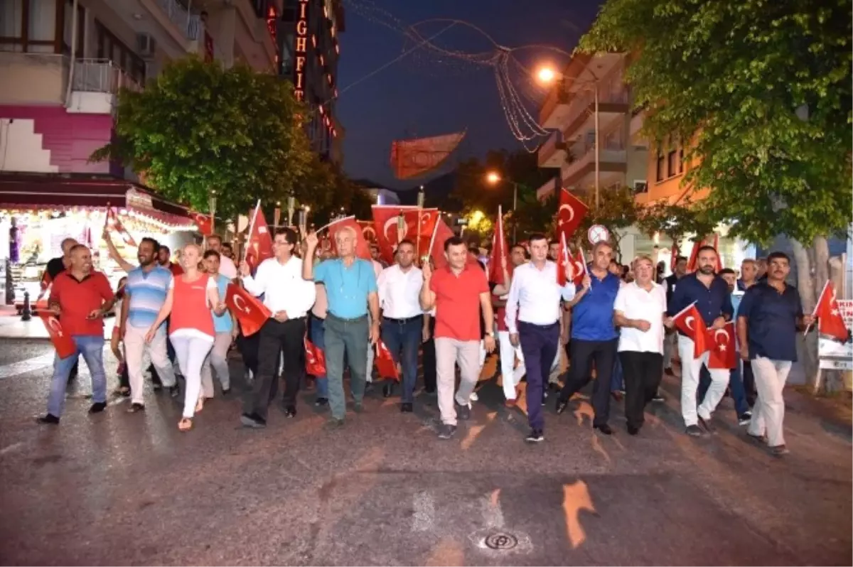 Alyanya\'da Zafer Bayramı Fener Alayı ile Kutlandı