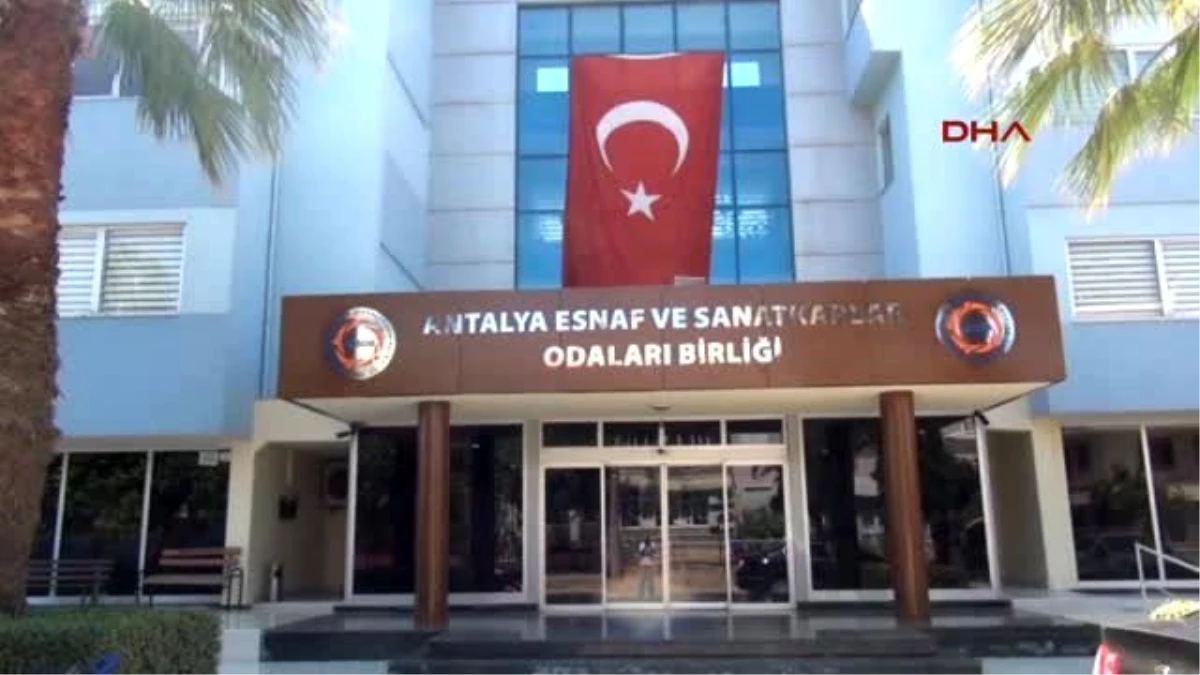 Antalya\'da İstifası İstenen Oda Başkanı, AESOB\'un Camlarını Taşladı