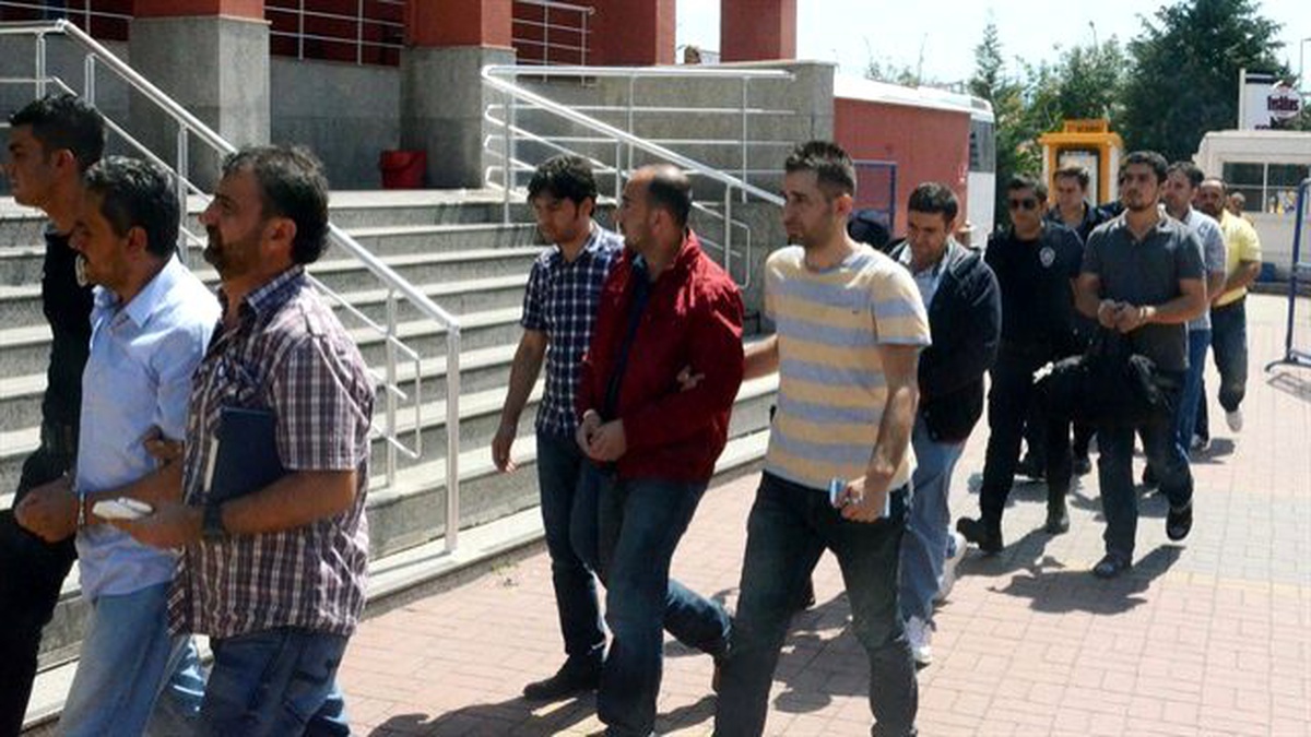 Aralarında Rütbelilerin de Bulunduğu 25 Polis Adliyede