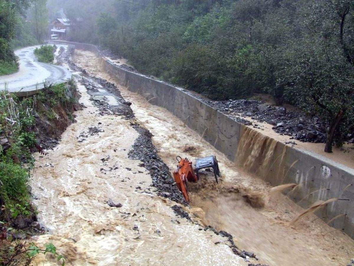Artvin\'de Dereler Taştı, İş Makineleri Dere Sularına Kapıldı