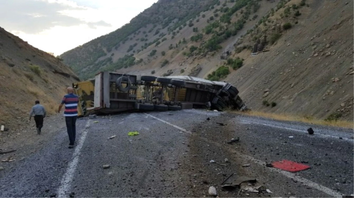 Hakkari\'de Askeri Konvoya Bombalı Saldırı