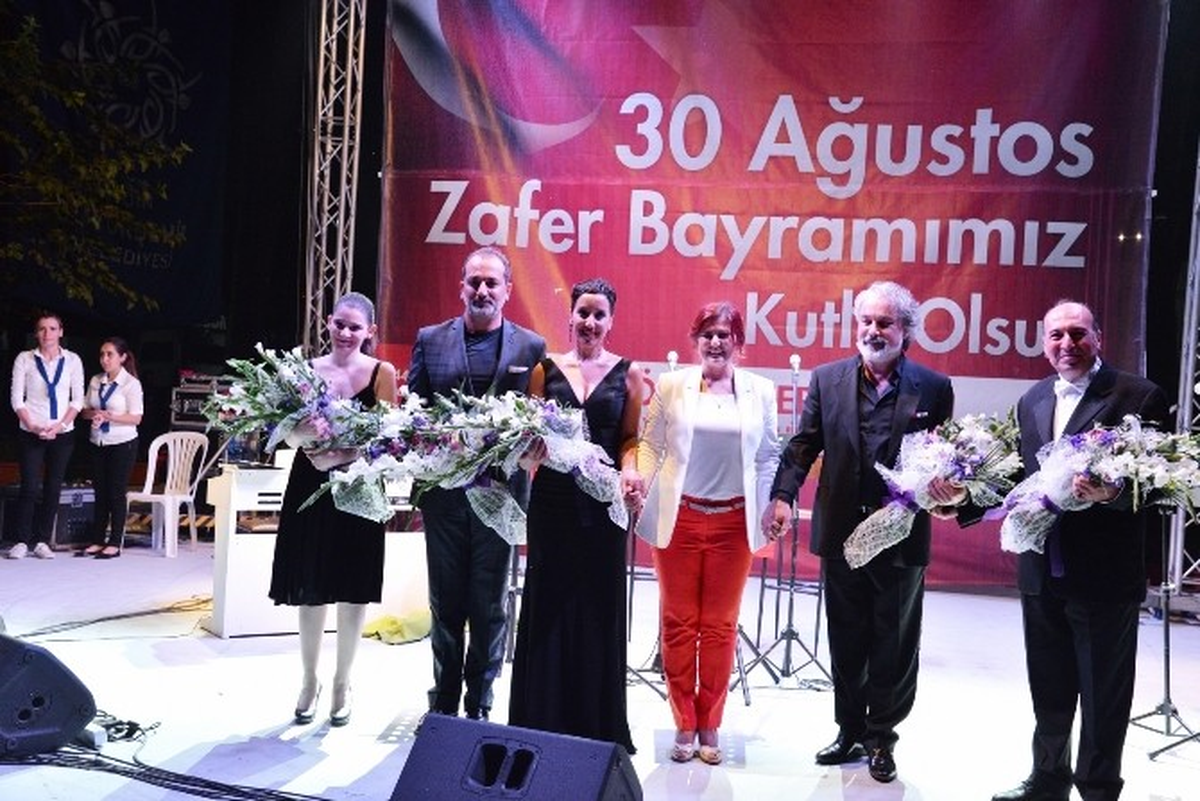 Aydın Büyükşehir 30 Ağustos\'u Opera Sanatçılarıyla Kutladı