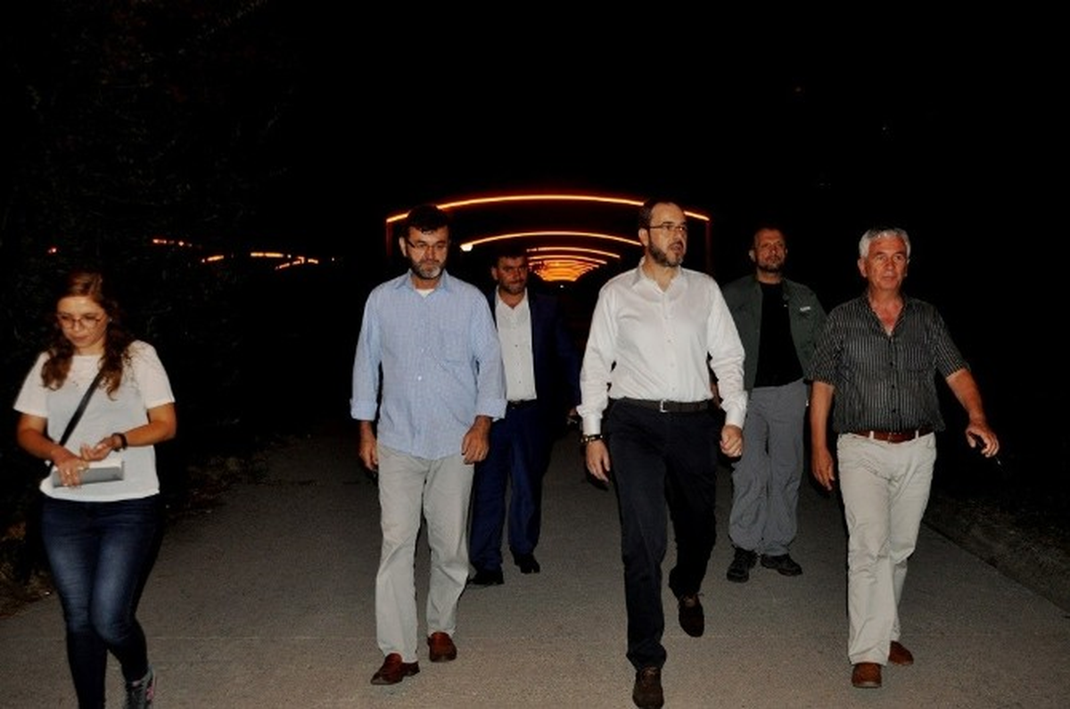 Başkan Ayaz, Dekoratif Ahşap Kemer Aydınlatmalarını İnceledi