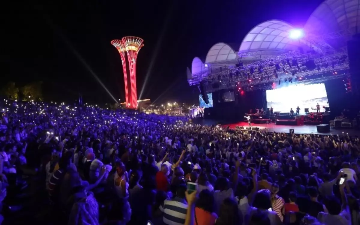 Bengü ve Berkay Expo 2016\'yı Coşturdu