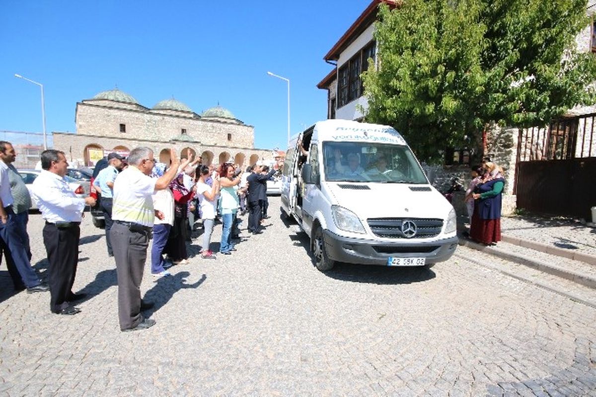 Beyşehir\'de Hacı Adayları Dualarla Kutsal Topraklara Uğurlandı